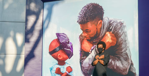 Disney realiza emotivo homenaje a Chadwick Boseman con un mural de Black Panther
