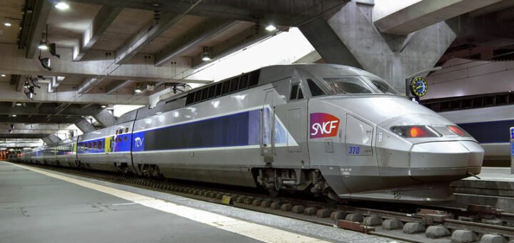Francia prohíbe algunos vuelos cortos y privilegia el tren