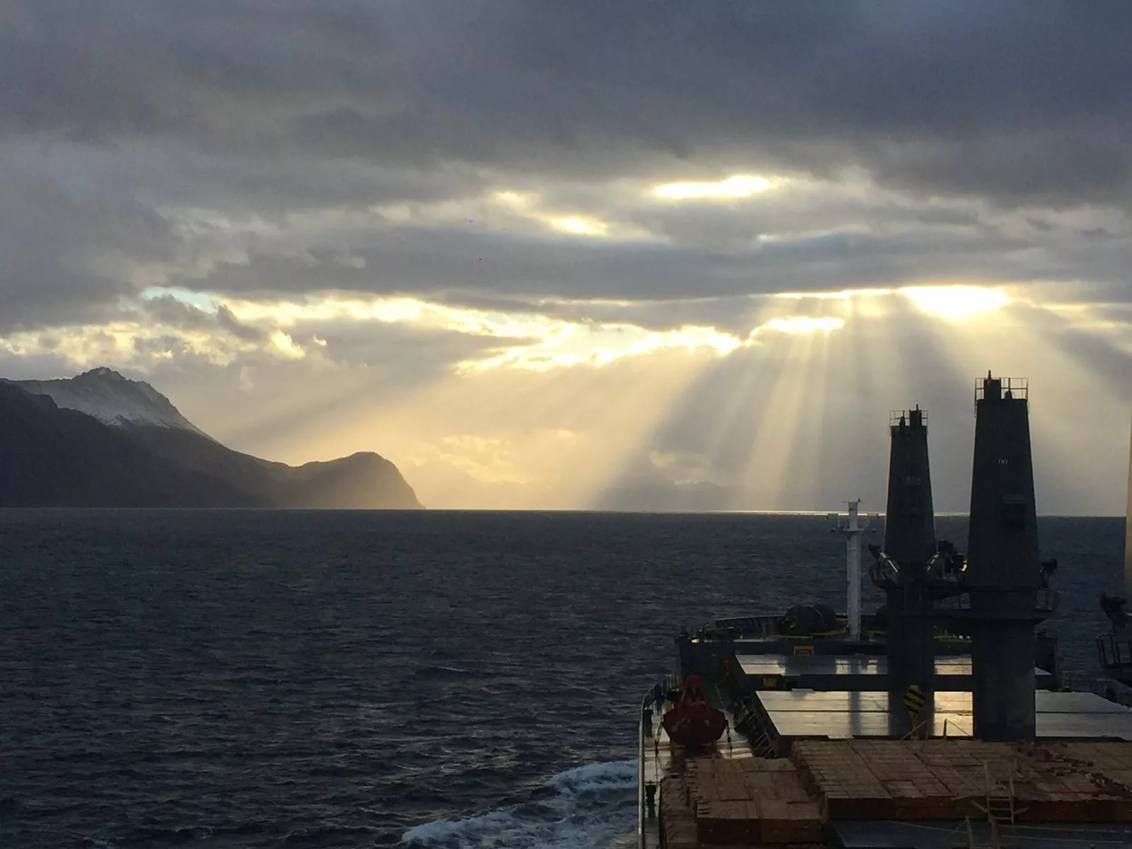 Cabo Froward y la Cruz de los Mares vistos desde el estrecho de Magallanes