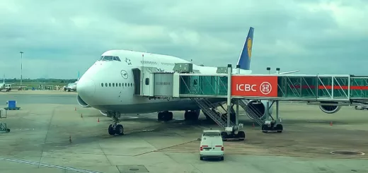 Boeing 747 de Lufthansa junto a una manga de embarque en la plataforma del aeropuerto de Ezeiza