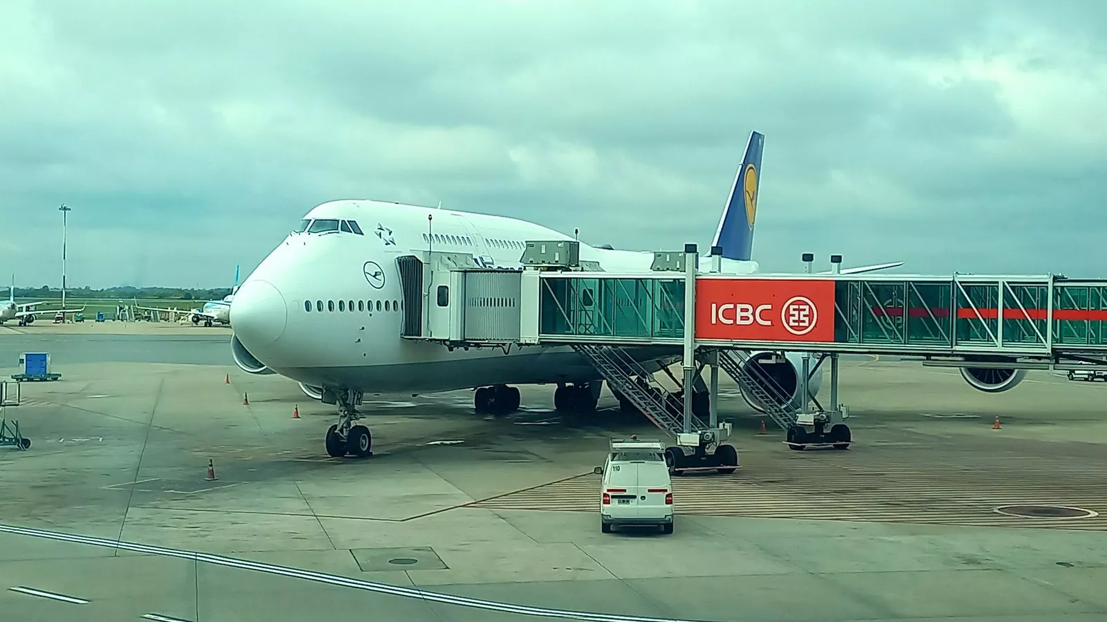 Boeing 747 de Lufthansa junto a una manga de embarque en la plataforma del aeropuerto de Ezeiza
