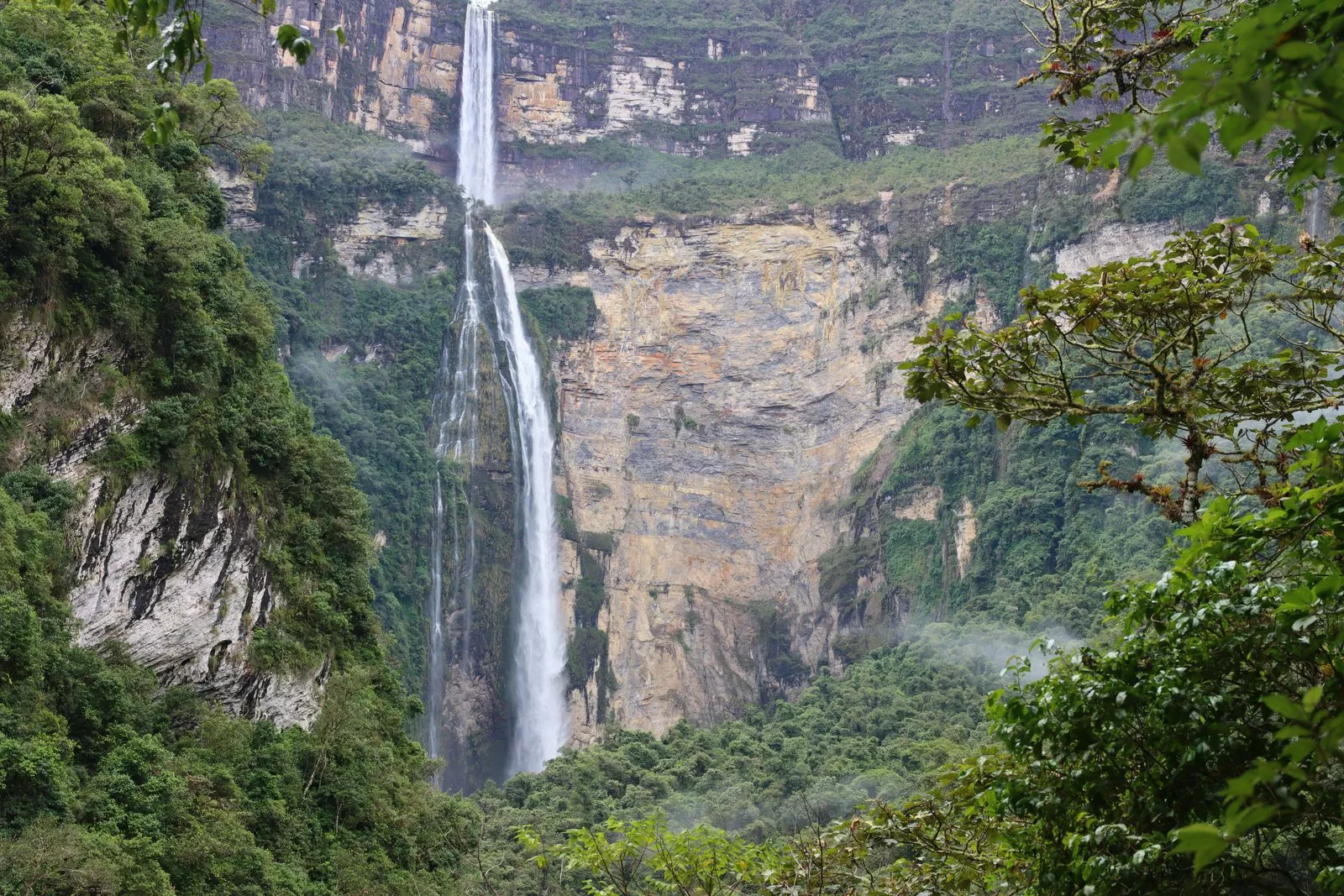 Catarata de Gocta cayendo por un acantilado cubierto de vegetación en la selva de Amazonas, Perú