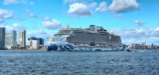 Crucero Norwegian Prima navegando frente a Battery Park City, en el sur de Manhattan, Nueva York