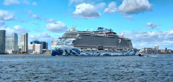 Crucero Norwegian Prima navegando frente a Battery Park City, en el sur de Manhattan, Nueva York