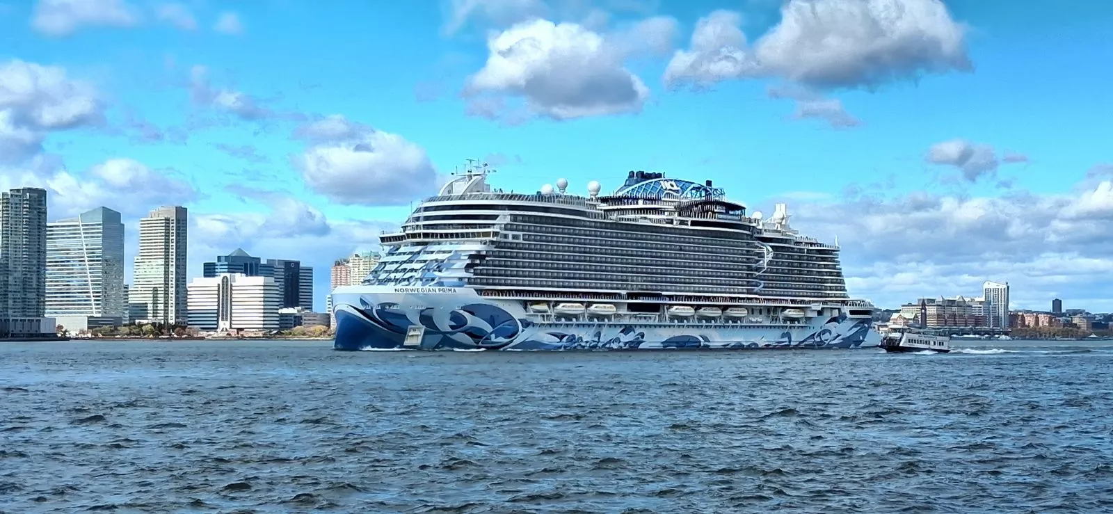 Crucero Norwegian Prima navegando frente a Battery Park City, en el sur de Manhattan, Nueva York