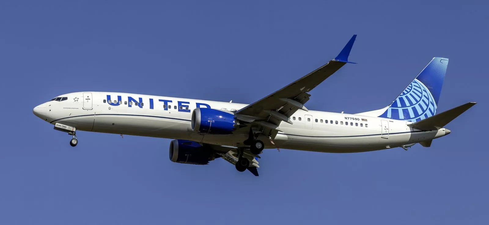 Avión Boeing 737 de United Airlines con la cola azul en el aire, durante la aproximación a un aeropuerto